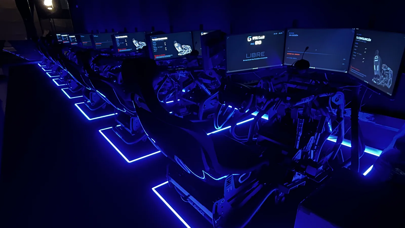 La sala de GRID CLUB: los rigs en fila con su luz azul
